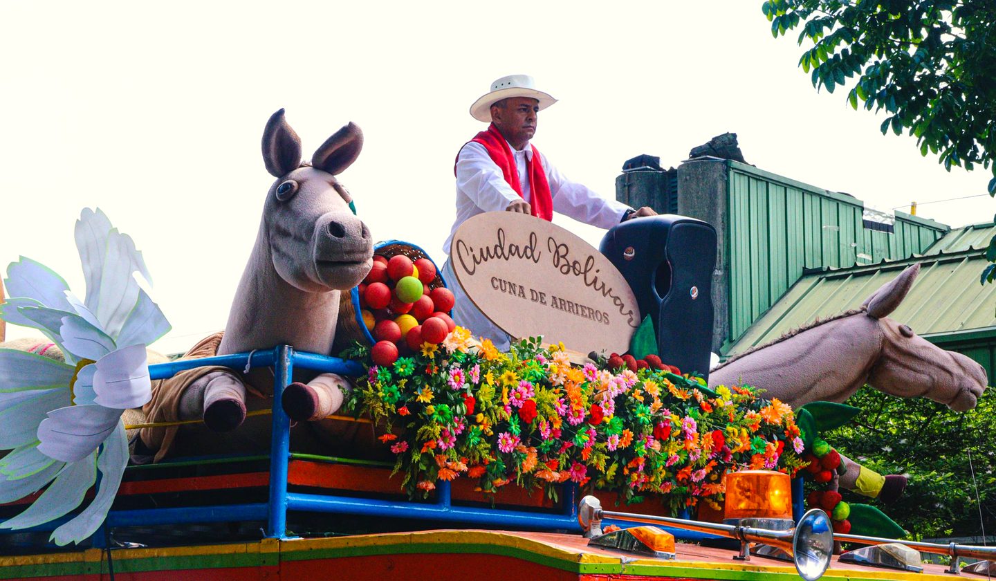 A flower-covered parade float at the Feria de las Flores